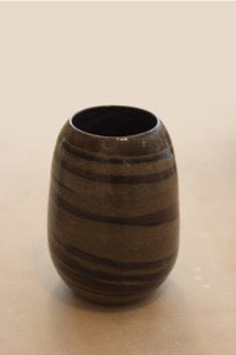 Donkere gemeleerde vaas